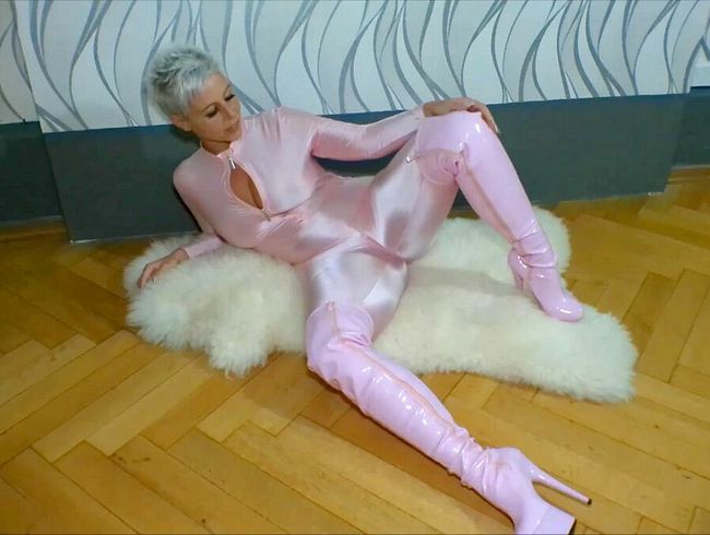 MelissaDeluxe Porno Video: Mein s*xy Rosa Catsuit läßt mich spri**en