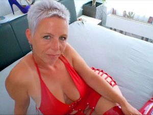 MelissaDeluxe Porno Video: Overknee Bitch will deine Sahne auf ihren duftenden Füßen!