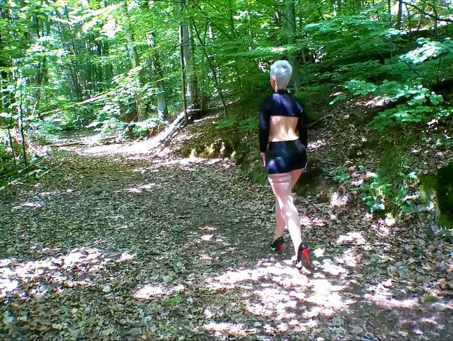 MelissaDeluxe Porno Video: s*xy Outdoor Walking